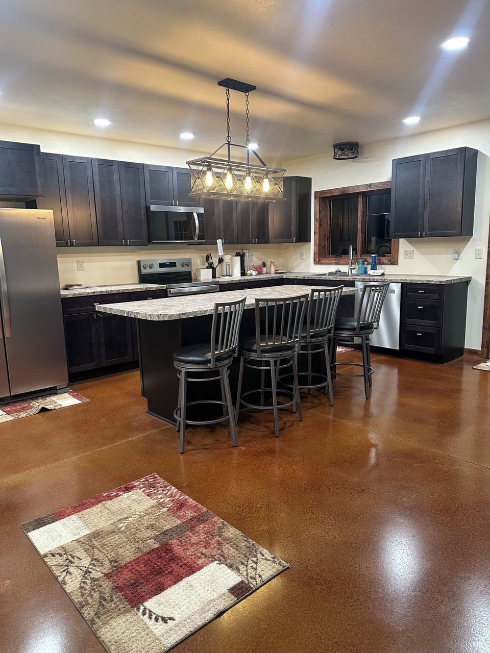 Full kitchen with walk in pantry.