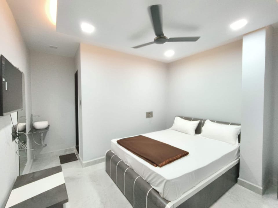 Deluxe Double Room, City View | Desk, free WiFi