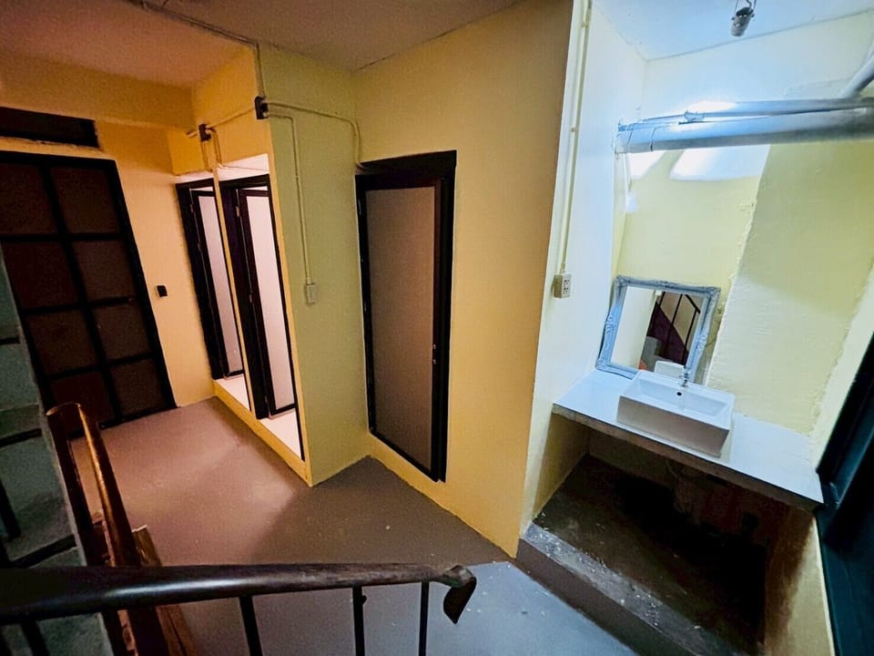 Standard Double Room, Shared Bathroom | Interior