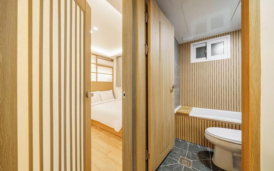 Premium Double Room | Bathroom | Slippers
