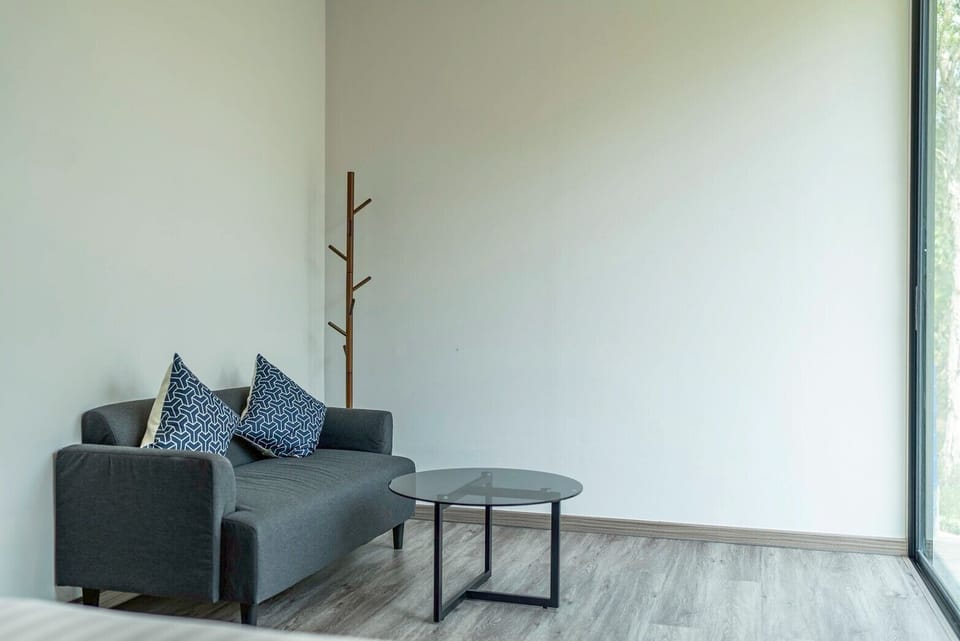 Deluxe Double Room, Balcony, Garden View | Living area