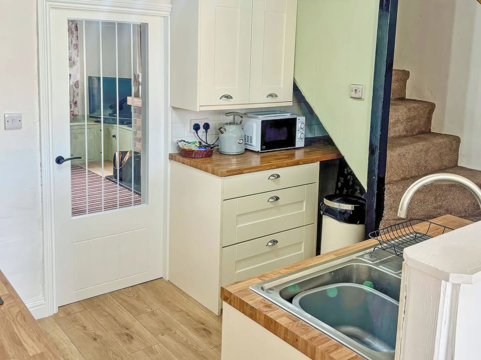 Kitchen | Bwthyn Yr Eglwys, Rhuddlan