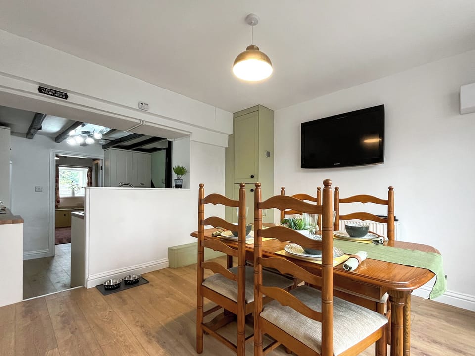 Kitchen/diner | Bwthyn Yr Eglwys, Rhuddlan