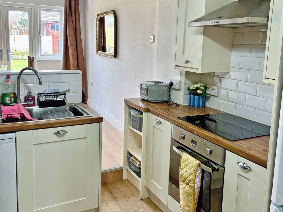 Kitchen | Bwthyn Yr Eglwys, Rhuddlan