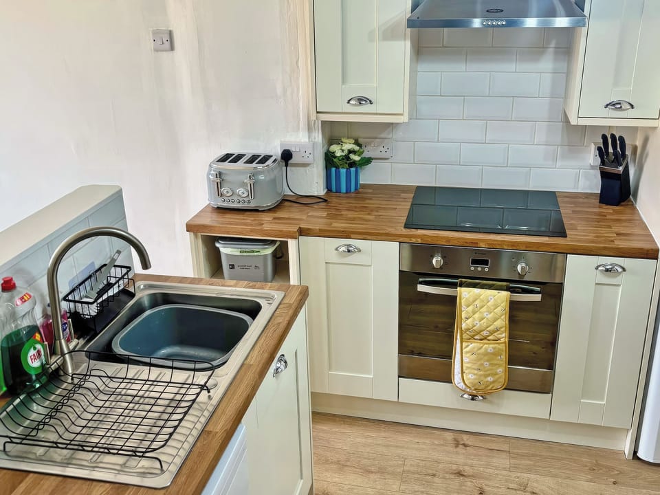 Kitchen | Bwthyn Yr Eglwys, Rhuddlan