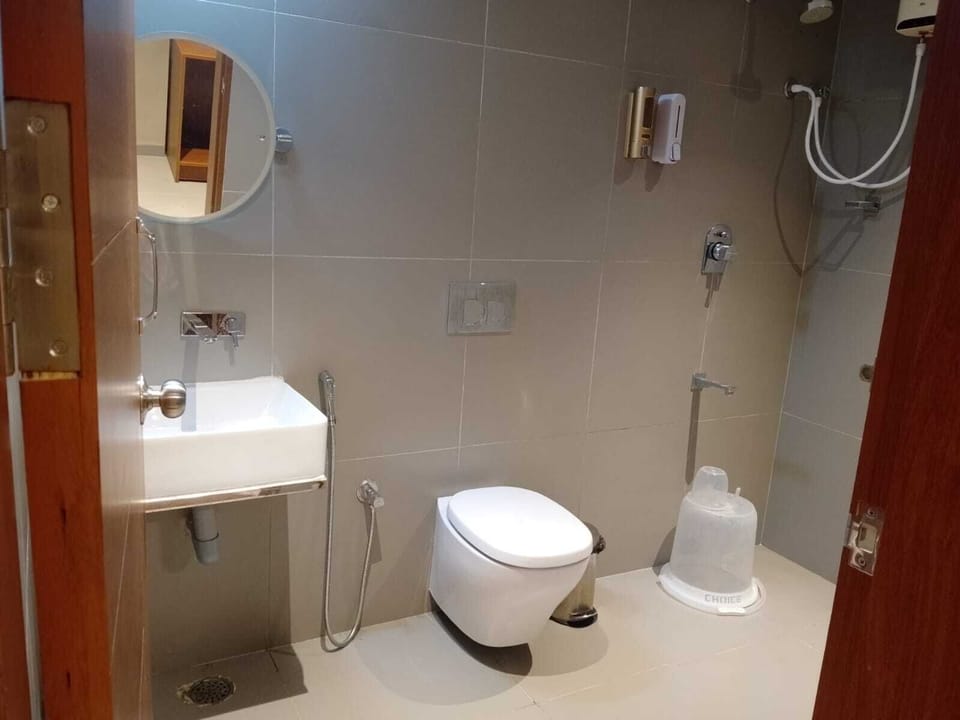 Classic Double Room, City View | Bathroom | Free toiletries, towels, soap, shampoo