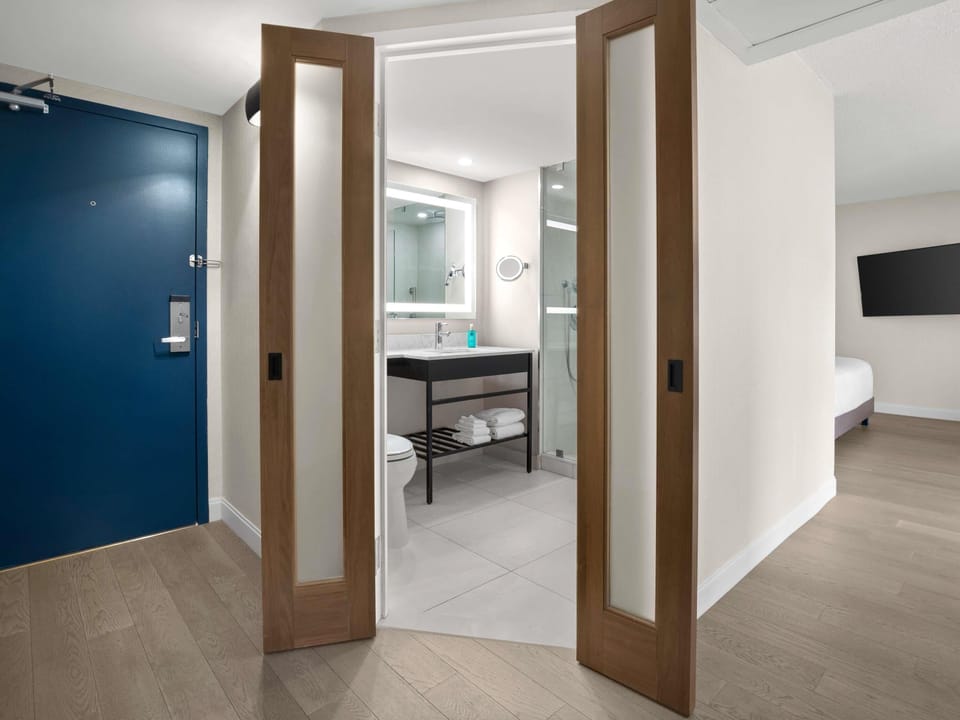 Junior Suite (Executive) | 1 bedroom, premium bedding, in-room safe, desk