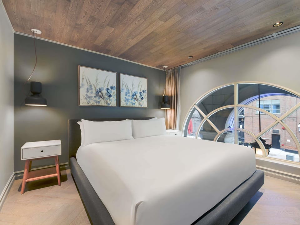 Junior Suite, 1 King Bed | 1 bedroom, premium bedding, in-room safe, desk
