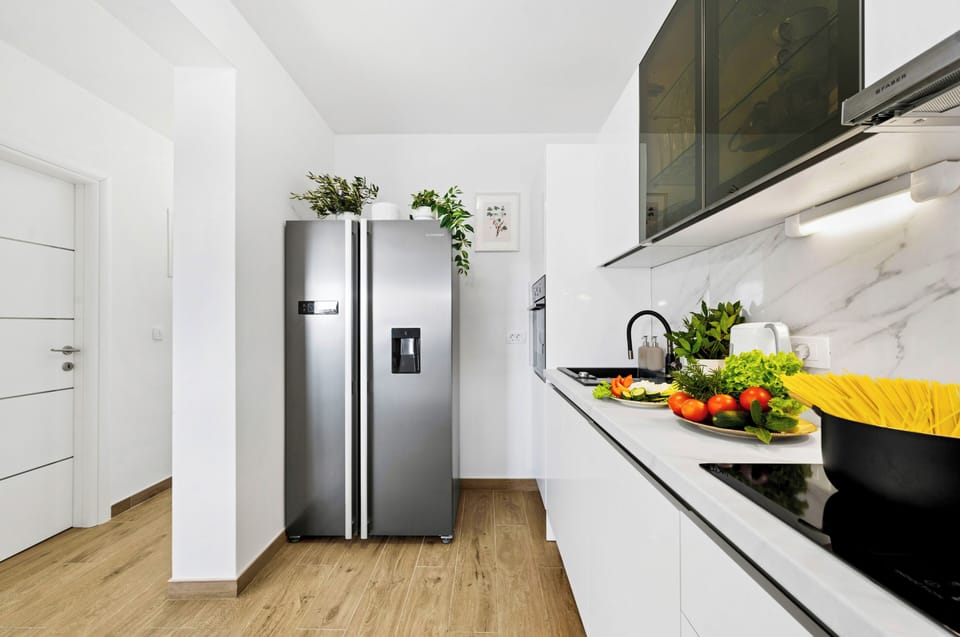 A spacious fridge to keep your refreshments perfectly chilled. ❄️