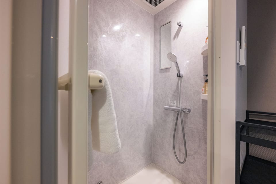 Twin Room | Bathroom