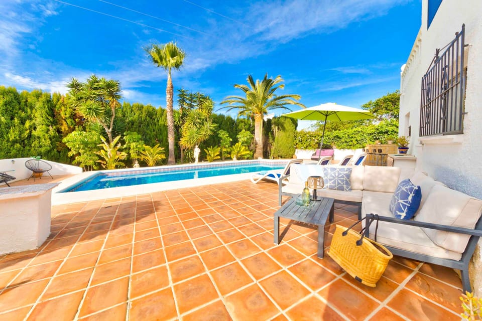 Lounge pool side