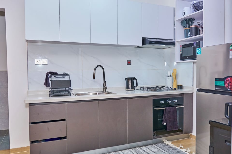 Apartment, City View | Private kitchen | Fridge, microwave, oven, stovetop