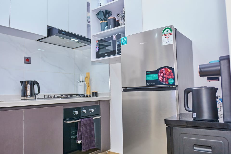 Apartment, City View | Private kitchen | Fridge, microwave, oven, stovetop