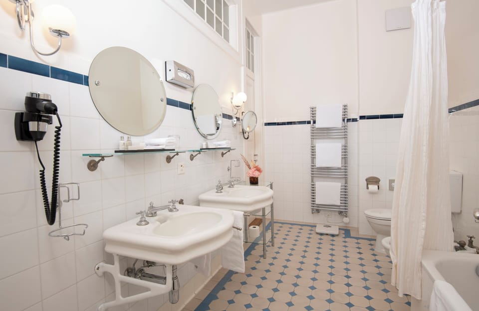 Deluxe Room, Courtyard View | Bathroom