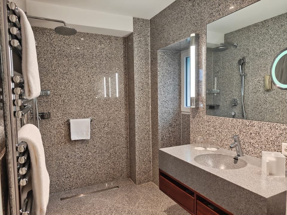 Classic Room, Courtyard View | Bathroom