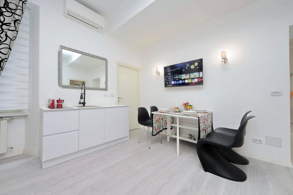 Apartment, 2 Bedrooms | Dining