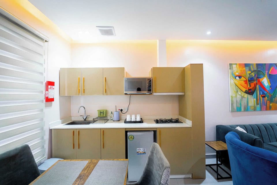 Family Apartment, Balcony, City View | Private kitchen | Fridge, microwave, oven, stovetop