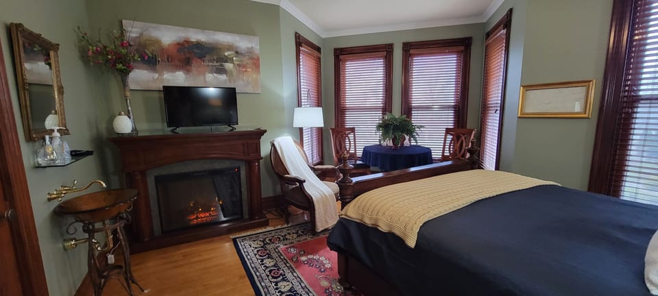 Signature Suite | 1 bedroom, premium bedding, Tempur-Pedic beds, minibar