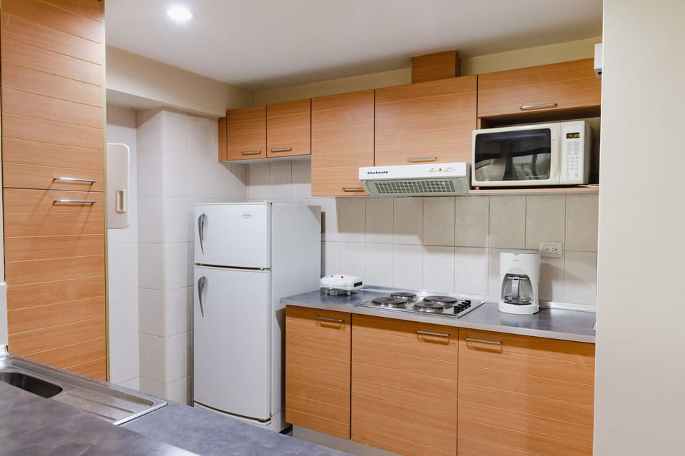 Coffee/tea maker, fridge