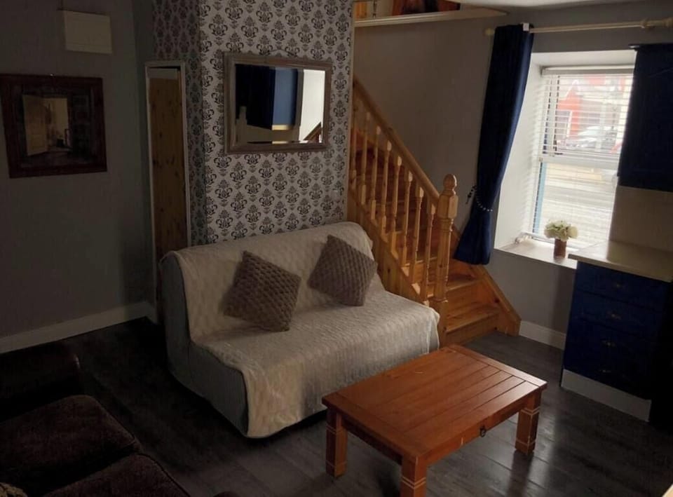 Apartment, 1 Bedroom, Smoking, Mountain View | Living room