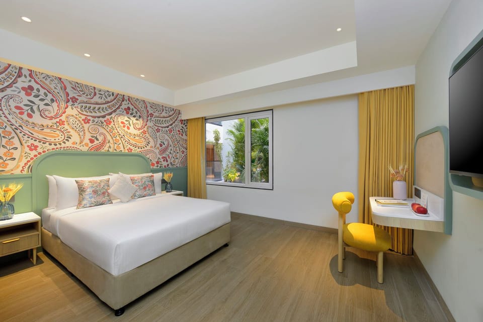Luxe Queen Room | In-room safe, desk, laptop workspace, blackout drapes