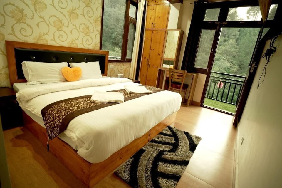 Deluxe Double Room, Non Smoking, Private Bathroom | Desk, laptop workspace, free WiFi