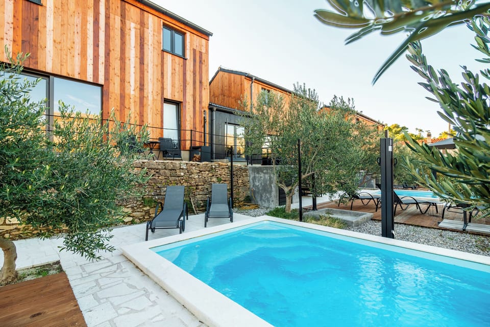 Outdoor pool, pool umbrellas, sun loungers