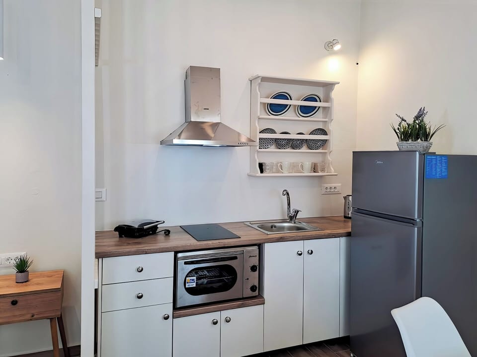 Superior Studio, Partial Sea View | Private kitchen | Fridge, stovetop, coffee/tea maker, electric kettle