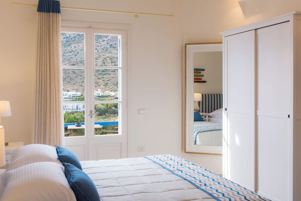 Superior Studio (Triple) | Desk, iron/ironing board, free WiFi, bed sheets