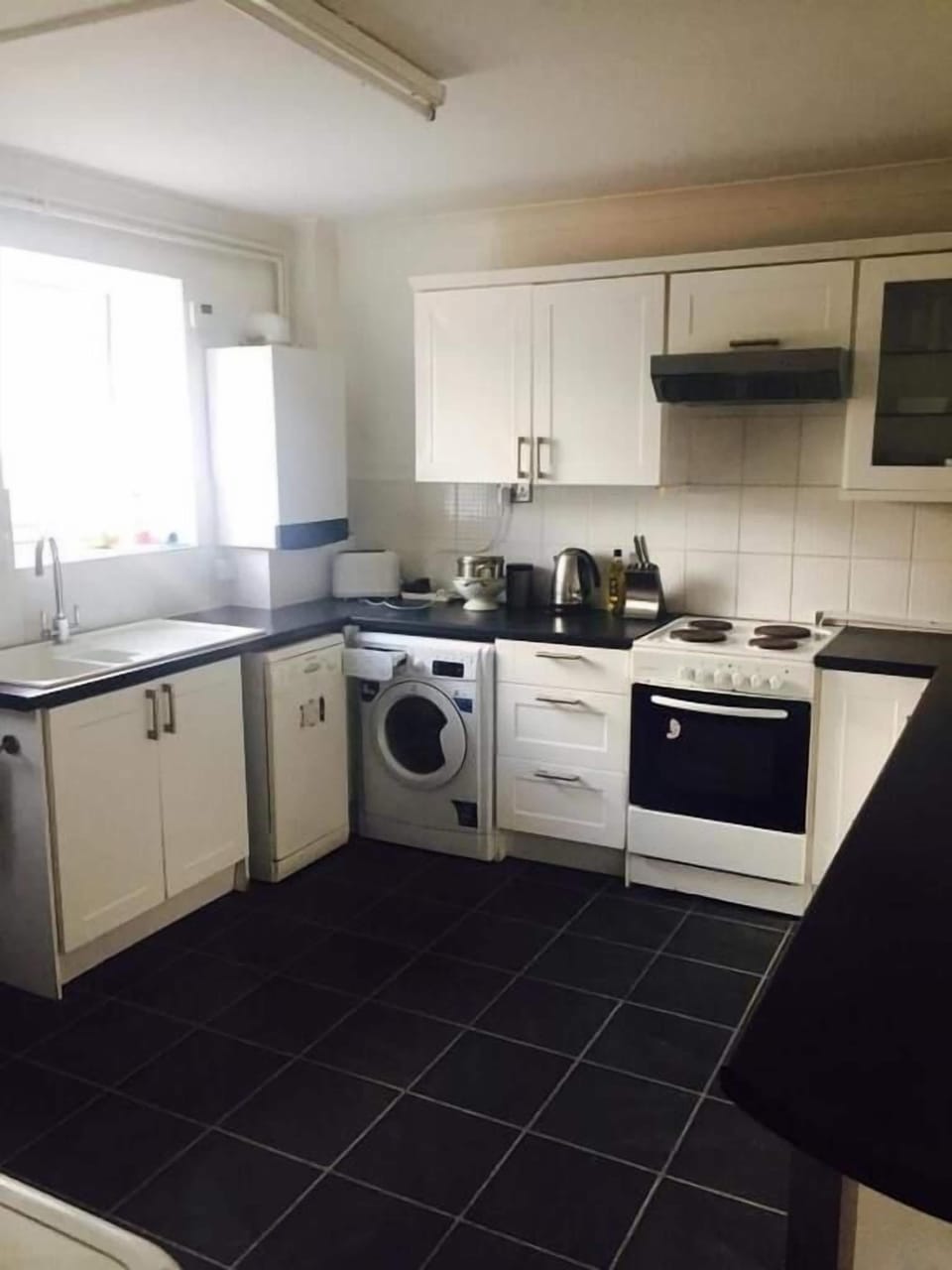 Full-size fridge, microwave, oven, stovetop