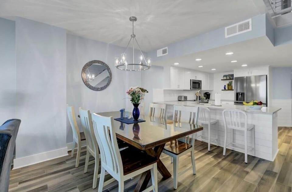 Dining Area at Crows Nest 1