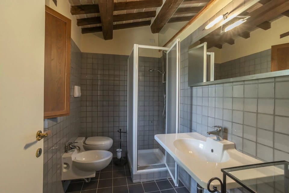 Wall, Flooring, Wood, Floor, Ceiling, Interior Design, Plumbing Fixture, Room, Furniture, Plumbing