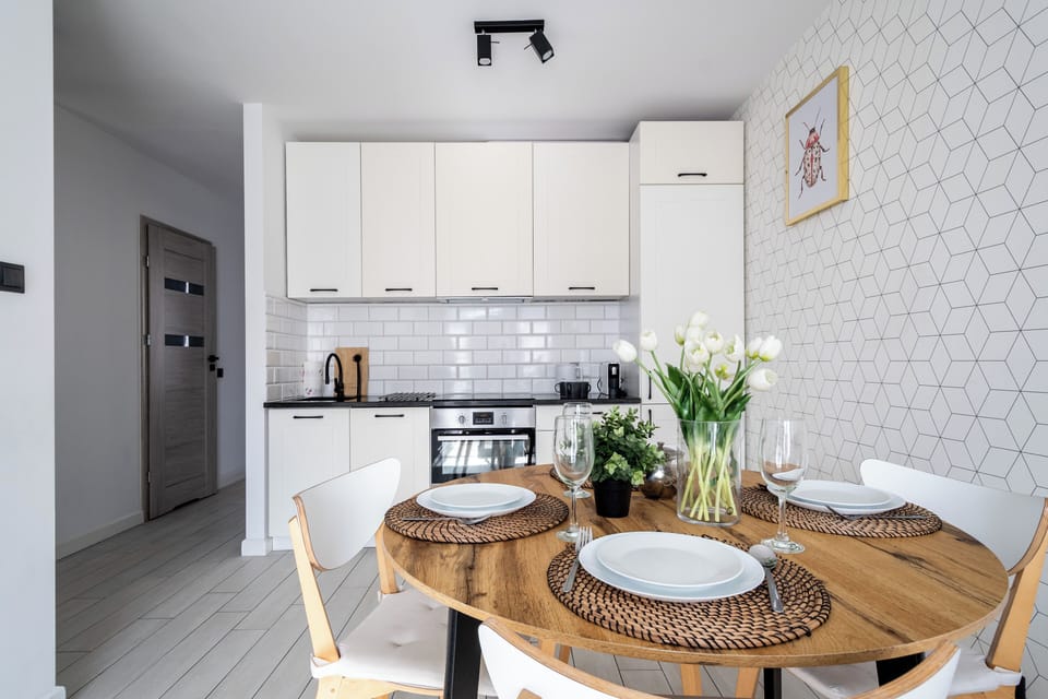 Apartment (36) | Private kitchen | Fridge, stovetop, electric kettle, cookware/dishes/utensils