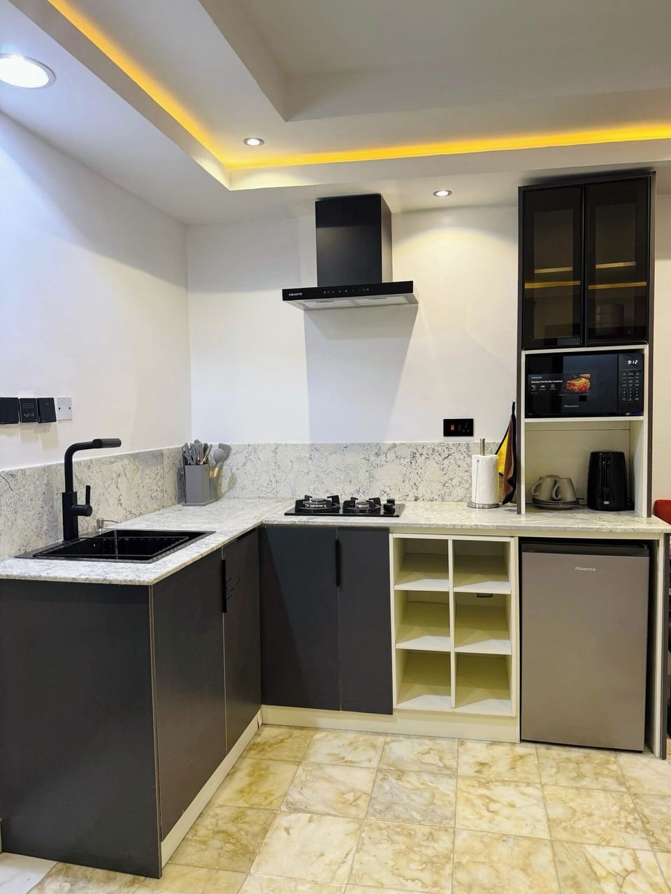 Deluxe Apartment, Balcony, City View | Private kitchen | Fridge, microwave, oven, stovetop