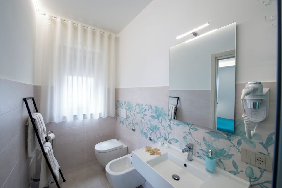 Superior Double Room, Courtyard View | Bathroom | Shower, free toiletries, hair dryer, bidet