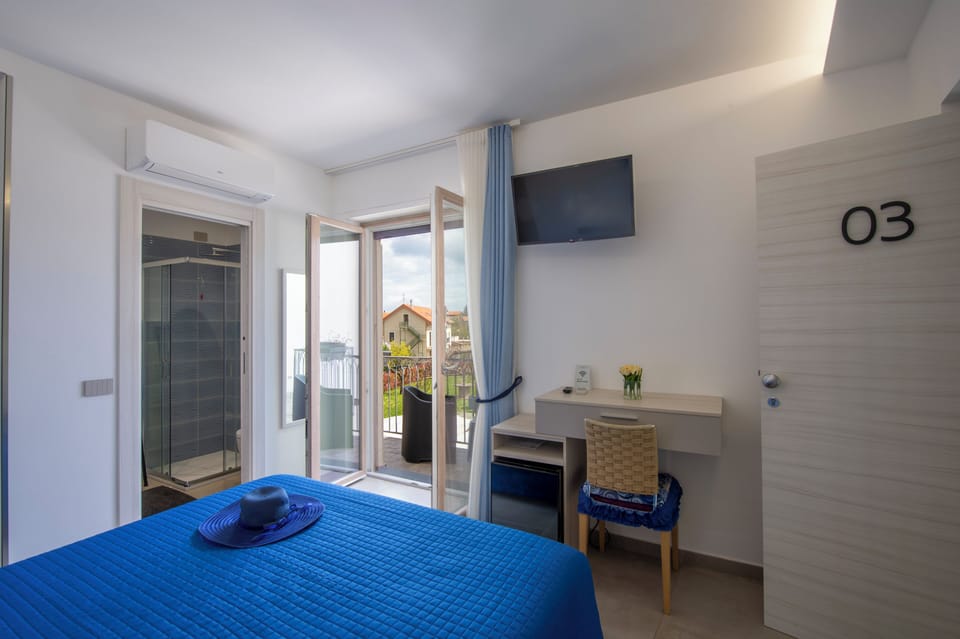 Comfort Double Room, Courtyard View | Minibar, in-room safe, desk, laptop workspace