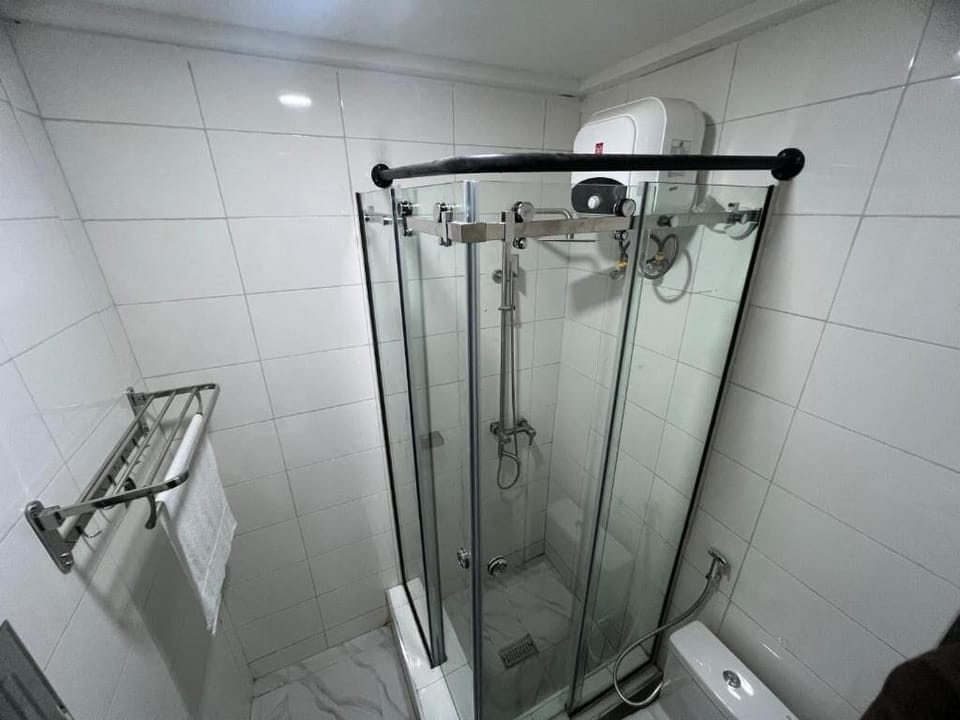 Deluxe Room, Balcony, City View | Bathroom | Free toiletries, towels, shampoo, toilet paper