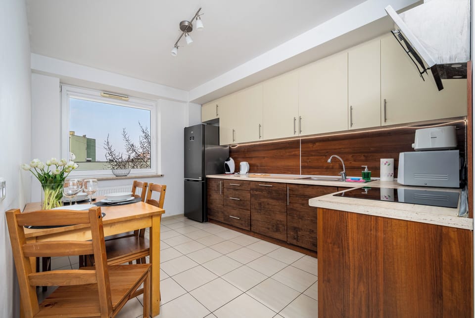 Apartment (28) | Private kitchen | Fridge, stovetop, electric kettle, cookware/dishes/utensils