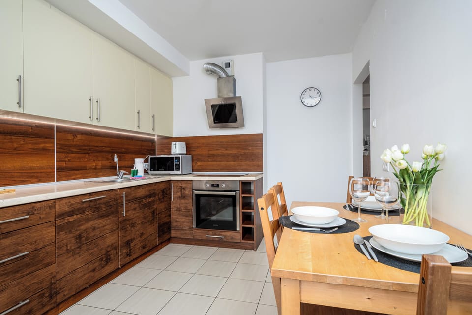Apartment (28) | Private kitchen | Fridge, stovetop, electric kettle, cookware/dishes/utensils