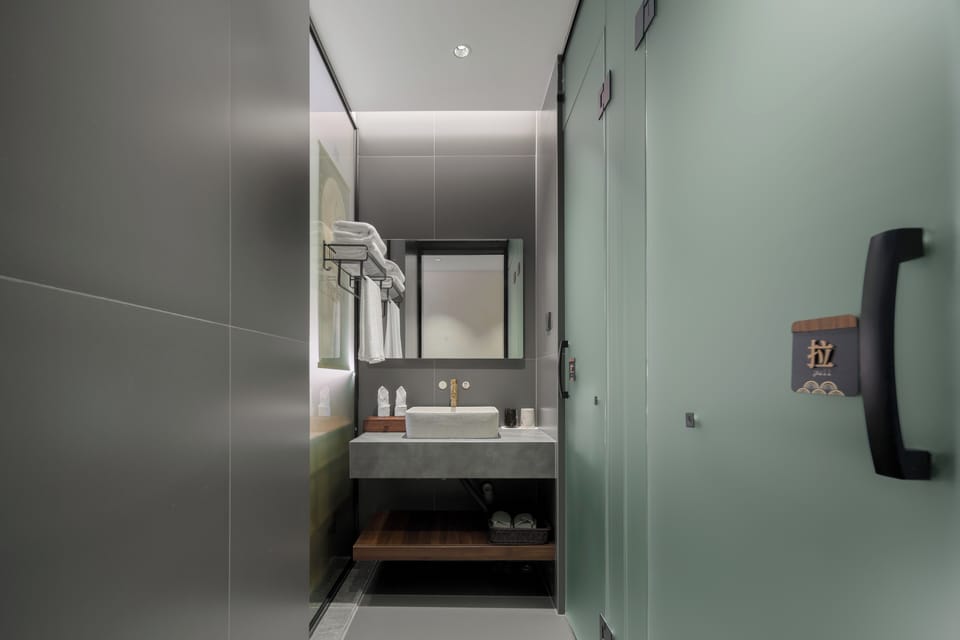 Superior Double Room, Hill View | Bathroom