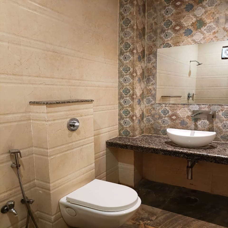 Deluxe Double Room | Bathroom | Shower, free toiletries, towels, soap