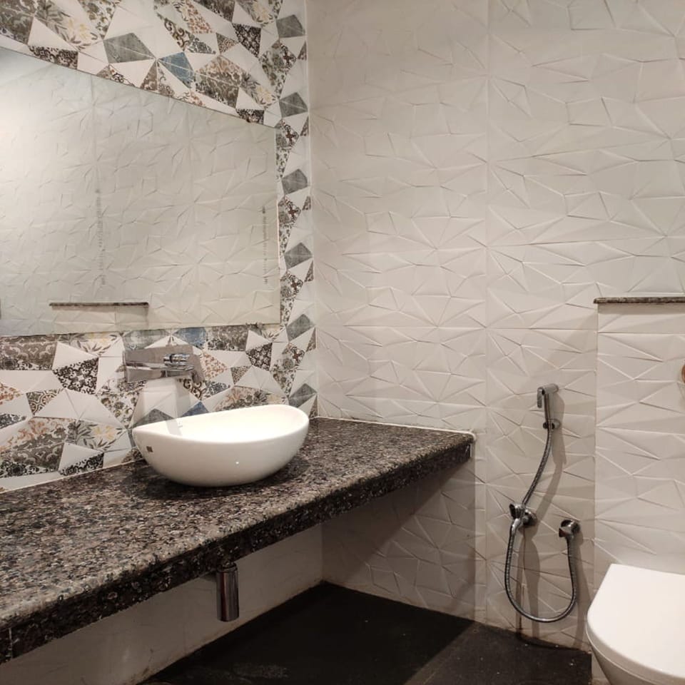 Deluxe Double Room | Bathroom | Shower, free toiletries, towels, soap