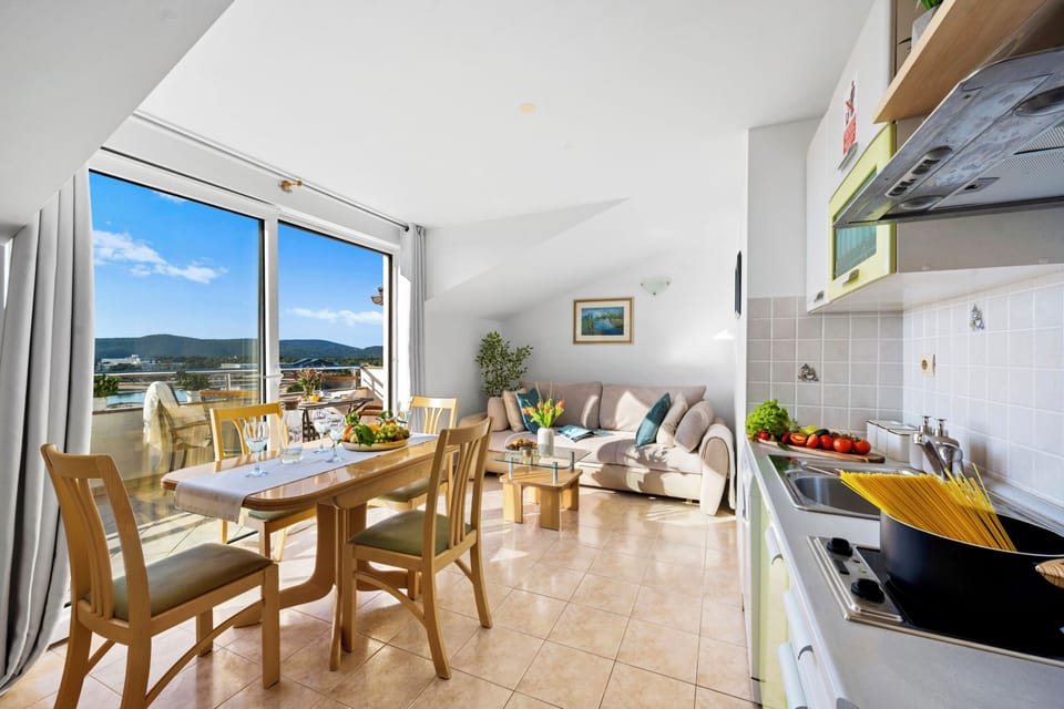 An open-plan living area filled with natural light for your ultimate comfort ☺️
