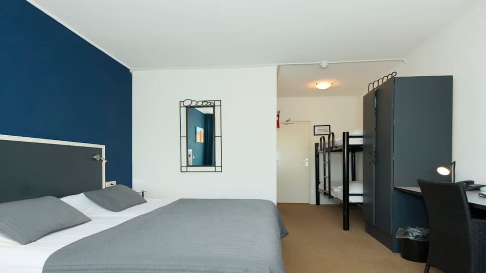 2 Twin beds 2 Twin Bunk beds