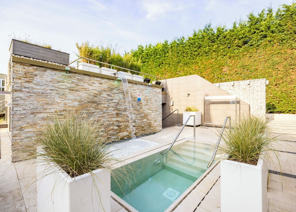 Cool off in the refreshing plunge pool between heat sessions.