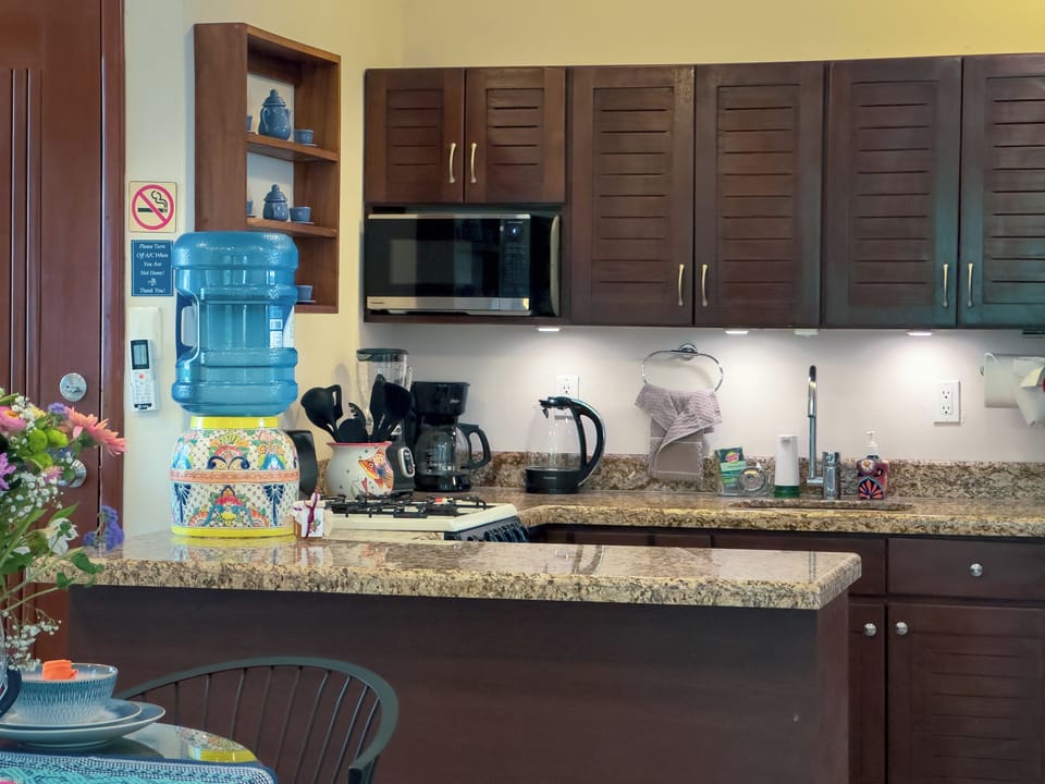 Abbey del Sol Apt 6 – Kitchen with Granite Counters - Well-equipped kitchen with granite countertops, full-size appliances, microwave, and plenty of cabinet space—easy for cooking and meal prep.