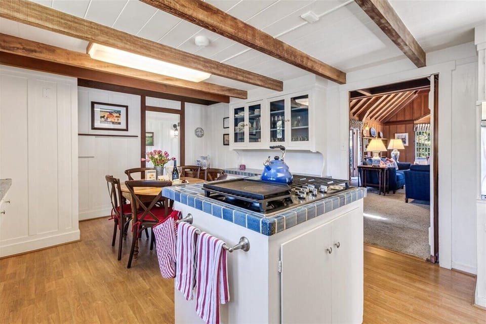 Kitchen with Eat-In Area
