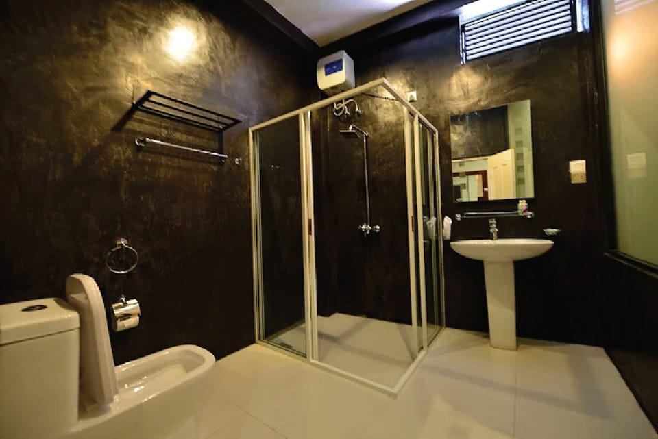 Deluxe Double Room, Garden View | Bathroom | Shower, free toiletries, hair dryer, towels