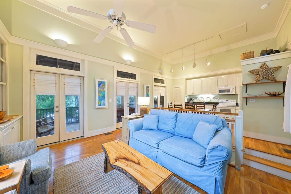 LIVING AREA WITH COMFORTABLE SEATING
