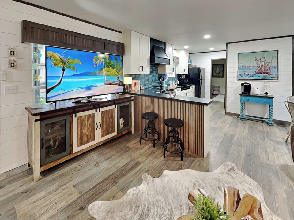 Living Room - Smart TV & Kitchen Countertop Seating for 2 - Cottage One